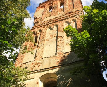 Ruiny kościoła ewangelickiego w Mieruniszkach