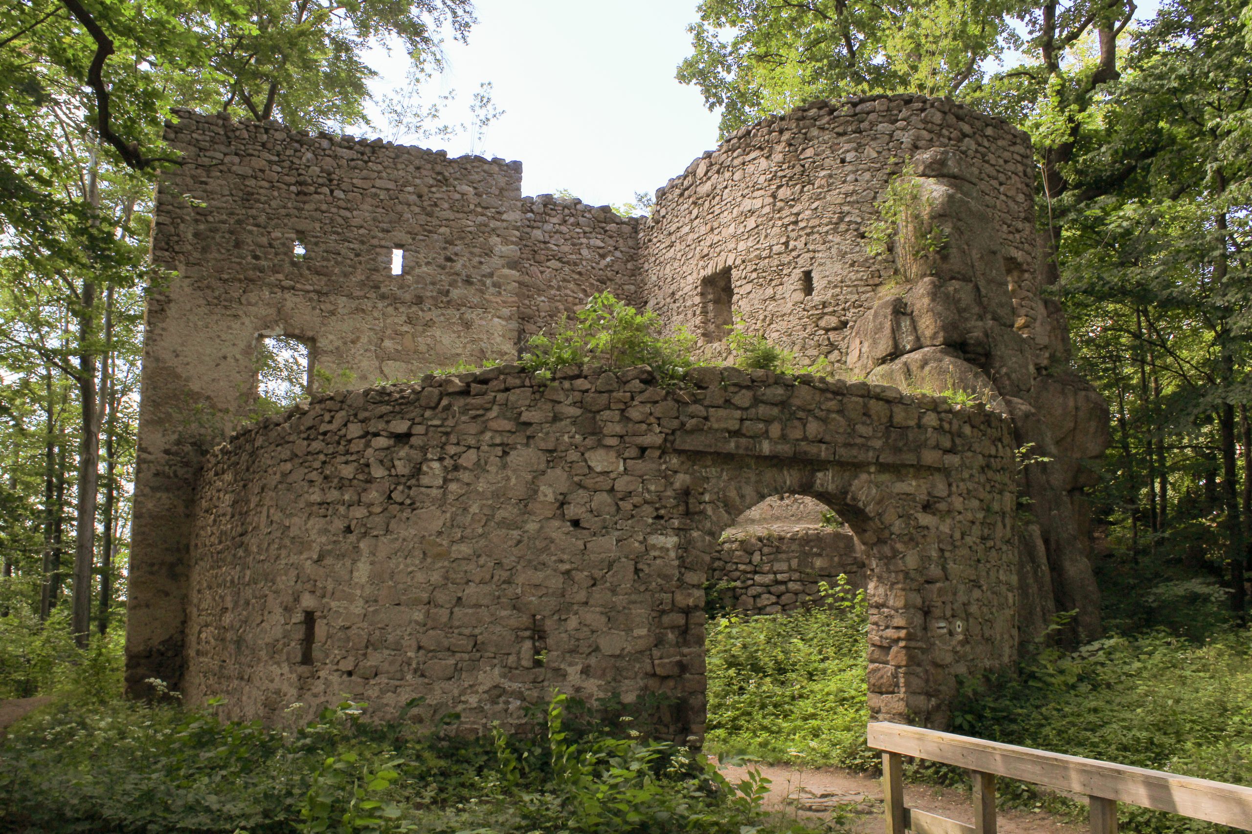 Klimatyczny zamek Bolczów w Janowicach Wielkich